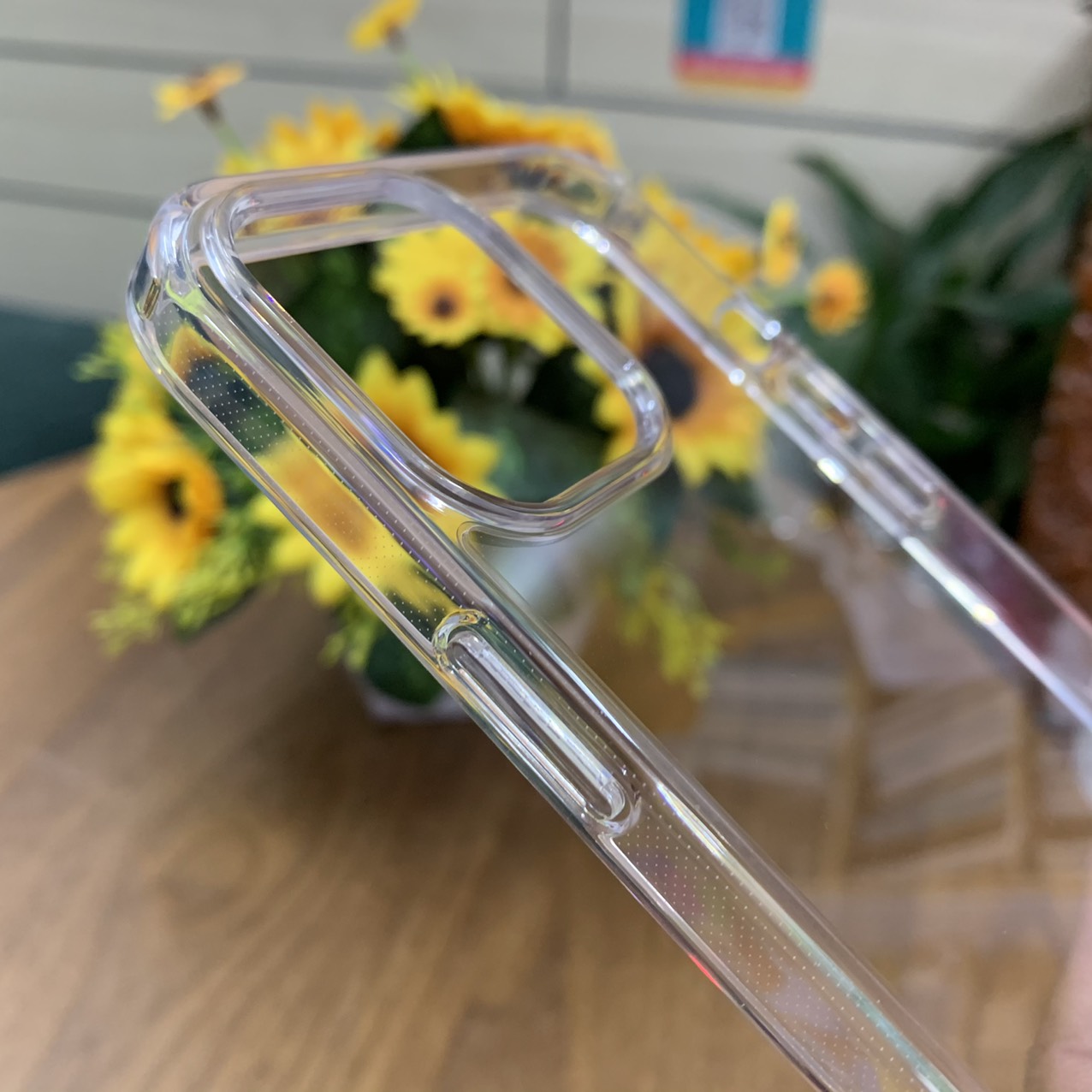 Ốp lưng iPhone 13 Pro Max Likgus trong suốt không ố vàng