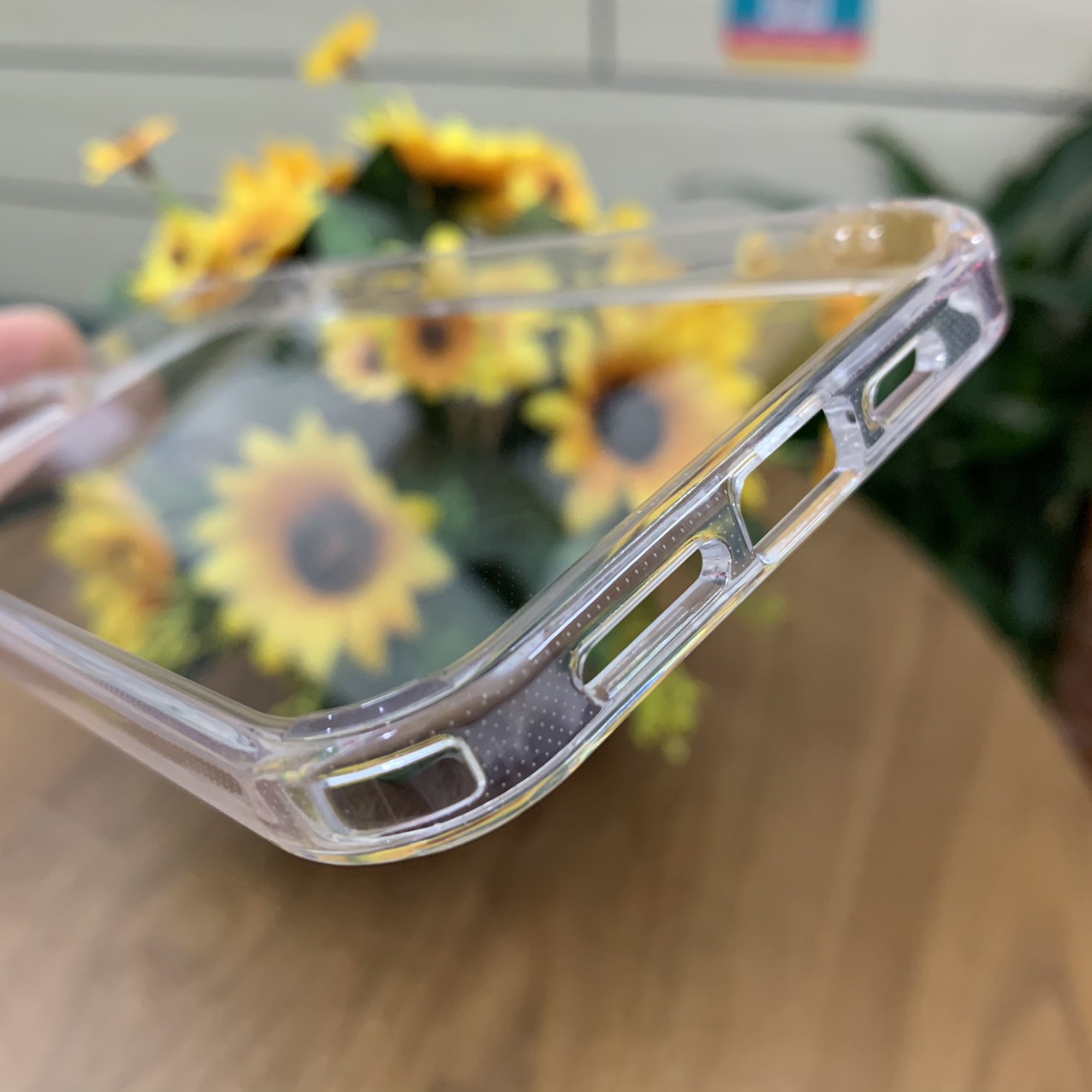 Ốp lưng iPhone 13 Pro Max Likgus trong suốt không ố vàng
